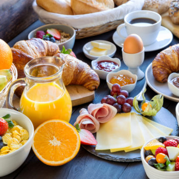 chambre hotel: le petit déjeuner