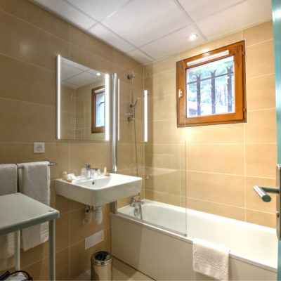 hotel salon de provence: salle de bain pavillons