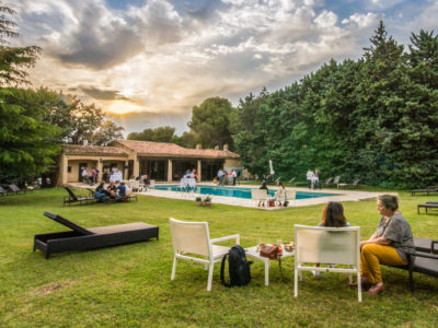 location salle anniversaire: parc avec piscine